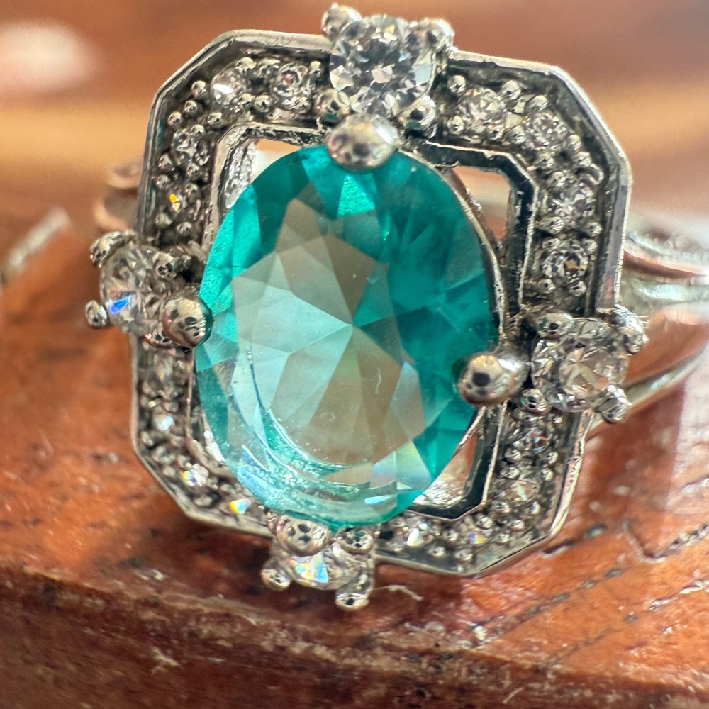 Elegant Silver Ring with Green Gemstone